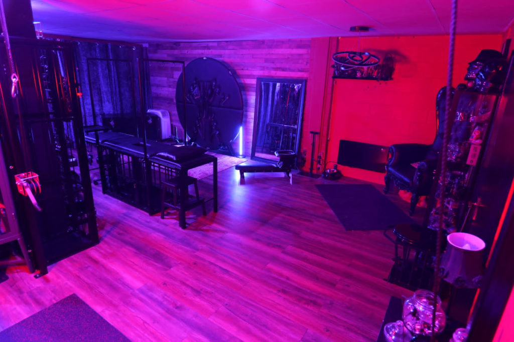 Tess-Dungeon-Hire-Berkshire-atmosphere-lighting